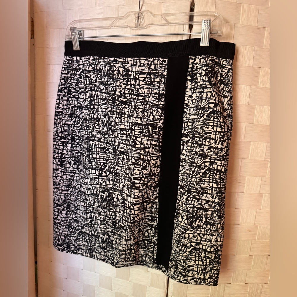 Ann Taylor Black and White Abstract Pencil Skirt